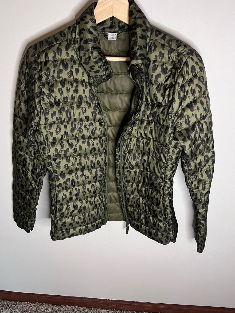 Old Navy Active Womens Olive Green Leopard Print Puffer Jacket‎ Full Zip Small